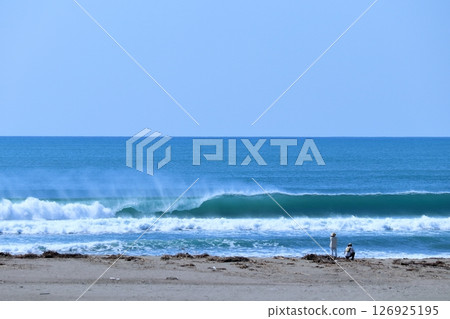 Watching the waves crashing on the shore in early summer (Irino Beach, Kochi Prefecture) 126925195