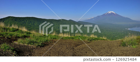 Panorama of the green Mikuni mountain ridge and Mt. Fuji from the summit of Mt. Myojin in Tanzawa Panorama of the green Mikuni mountain ridge and Mt. Fuji from the summit of Mt. Myojin in Tanzawa 126925484