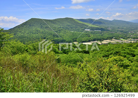 丹澤山脈的夏天：從高足山眺望鐵板山（明神山）和三國山脊 126925499