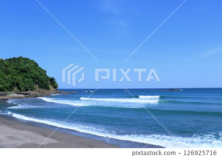 Surfing at Ono Surf Beach in early summer (Nakatosa Town, Kochi Prefecture) 126925716
