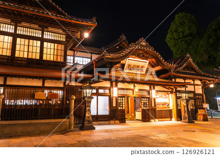 《愛媛郡》夜晚的道後溫泉 126926121