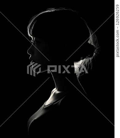 一名年輕女子在黑色背景下漂浮的側面影像 126926259