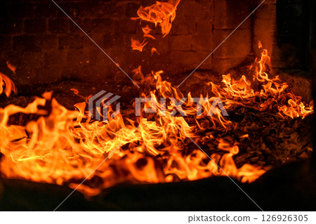 台灣傳統祭祀儀式中.寺廟爐內燃燒金紙的熊熊烈火的特寫鏡頭 126926305