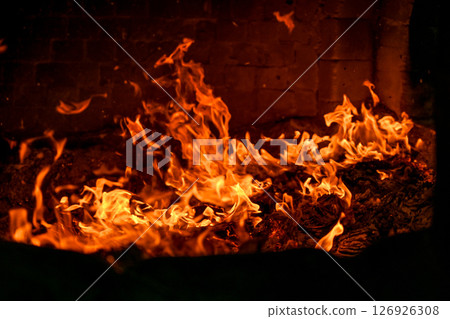 台灣傳統祭祀儀式中.寺廟爐內燃燒金紙的熊熊烈火的特寫鏡頭 台灣傳統祭祀儀式中.寺廟爐內燃燒金紙的熊熊烈火的特寫鏡頭 126926308