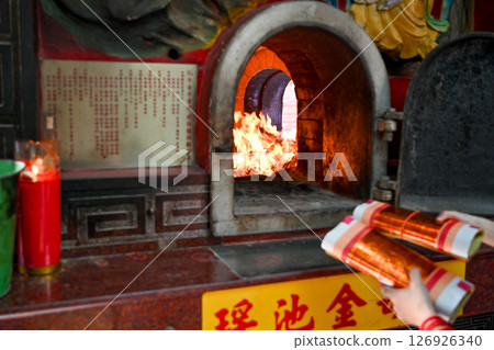 2025年6月2日，台灣：在寺廟的營火中焚燒紙張，是台灣傳統宗教儀式的一部分 126926340