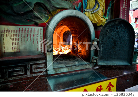 2025年6月2日，台灣：在寺廟的營火中焚燒紙張，是台灣傳統宗教儀式的一部分 126926342
