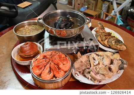 台灣農曆新年團圓飯 126926414