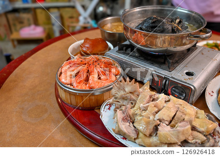 台灣農曆新年團圓飯 126926418