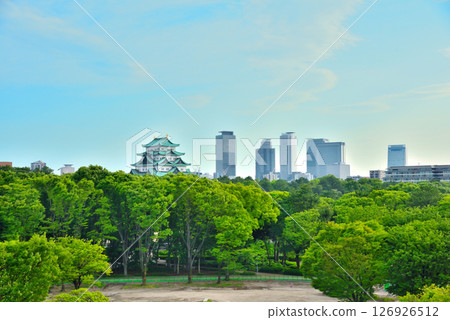 <愛知縣>從綠意盎然的名城公園眺望名古屋城和摩天大樓 126926512