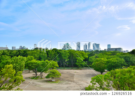 <Aichi Prefecture> Nagoya Castle and skyscrapers as seen from Meijo Park with its fresh greenery <Aichi Prefecture> Nagoya Castle and skyscrapers as seen from Meijo Park with its fresh greenery 126926516