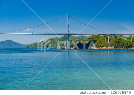 愛媛縣：眺望來島海峽大橋的海岸線 126926549