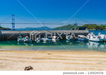 愛媛縣：眺望來島海峽大橋的海岸線 126926556