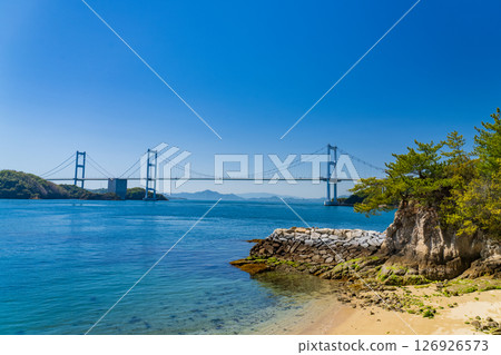 愛媛縣：眺望來島海峽大橋的海岸線 126926573