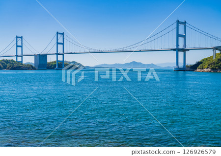 愛媛縣：眺望來島海峽大橋的海岸線 126926579