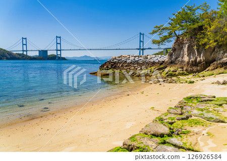 愛媛縣：眺望來島海峽大橋的海岸線 126926584