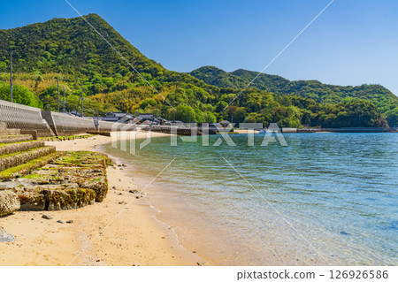 愛媛縣：眺望來島海峽大橋的海岸線 126926586