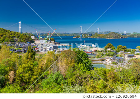 <愛媛郡>眺望來島海峽大橋的今治街道 126926694