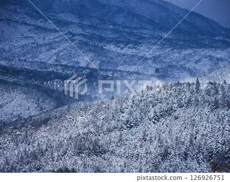 冬季從中山道的觀光勝地馬籠宿的觀景台眺望的惠那山雪景 126926751