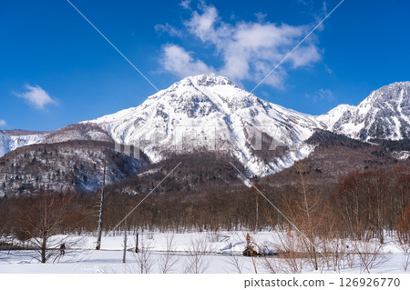 長野縣松本市上高地冬季健行,從千疊澤眺望白雪皚皚的燒岳 長野縣松本市上高地冬季健行,從千疊澤眺望白雪皚皚的燒岳 126926770