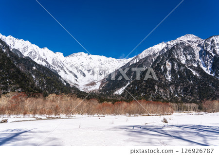Okuhotakadake and the red-colored Keshoyanagi seen from Konashidaira. Winter trekking in Kamikochi. Matsumoto City, Nagano Prefecture. 126926787