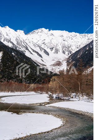 Azusa River and Mount Okuhotaka seen from Kappa Bridge (red cosmetic willows) Winter trekking in Kamikochi, Matsumoto City, Nagano Prefecture 126926791