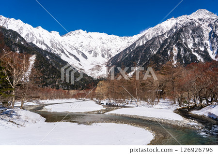 Azusa River and Mount Okuhotaka seen from Kappa Bridge (red cosmetic willows) Winter trekking in Kamikochi, Matsumoto City, Nagano Prefecture 126926796