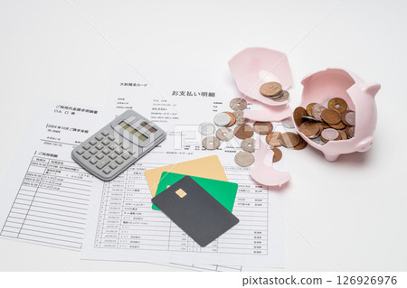 銀行卡資訊、破損的存錢筒和現金 126926976