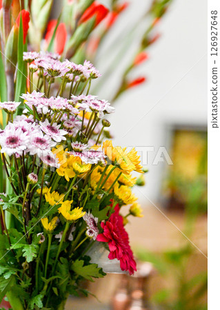 Mixed bouquet of powdered red and yellow chrysanthemums, Kasuga kasuga decoration suitable for mixed fresh chrysanthemums 126927648