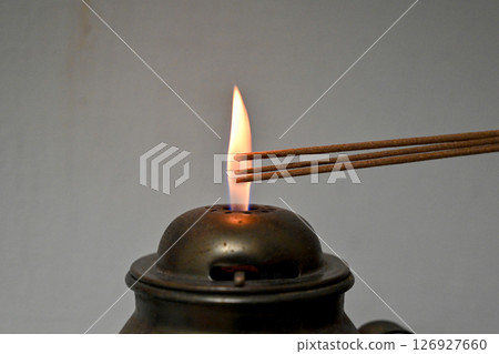 油燈火焰點燃香的特寫 126927660