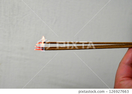 燒三支香的特別圖片,這是會徽的傳統儀式 燒三支香的特別圖片,這是會徽的傳統儀式 126927663