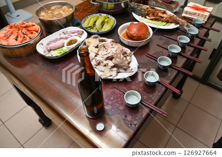傳統家庭宴會上供應的美食海鮮、肉類和酒杯 傳統家庭宴會上供應的美食海鮮、肉類和酒杯 126927664