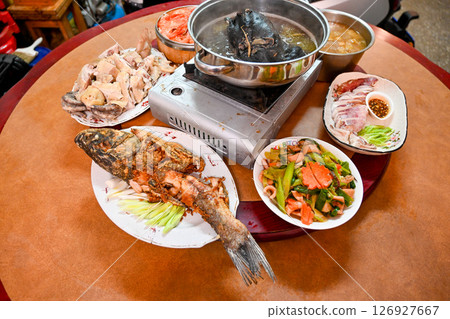 Traditional family banquet board for black and white soup, whole chicken, fried fish and fried dishes, etc. 126927667