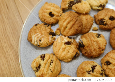 close up of homemade freshly baked raisin cookies flat lay on the plate with copy space 126930002