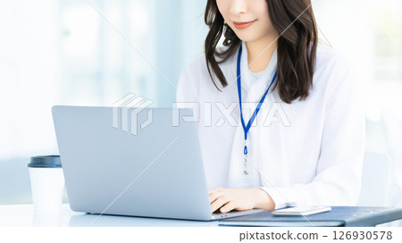 微笑的女人/女商人使用筆記型電腦 微笑的女人/女商人使用筆記型電腦 126930578