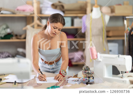 Woman drawing sketch on paper 126930736