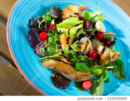 Salad of quail with greens, cranberries and honey-ginger sauce 126930848