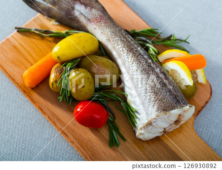Tail of hake by rustically frying and served with boiled potatoes and tomatoes 126930892