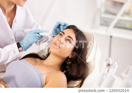 beauty procedure to brunette girl  126932014