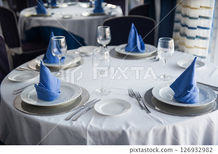 Serving table 126932982