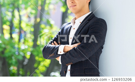 交叉雙臂微笑的男性商人 交叉雙臂微笑的男性商人 126933206