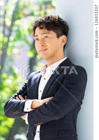 交叉雙臂微笑的男性商人 126933207
