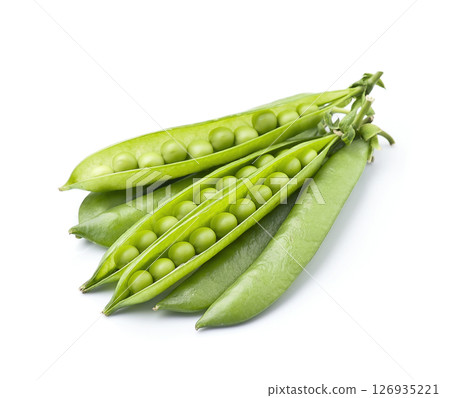 Green peas on white backgrounds 126935221