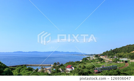 夏日天空下的日本海和出雲對岸看到的山陰本線柴油列車 夏日天空下的日本海和出雲對岸看到的山陰本線柴油列車 126936047