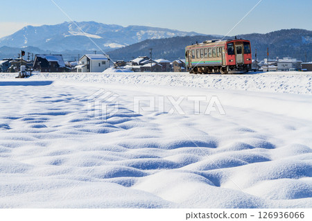 高山本線穿過仍被大雪覆蓋的田野。 126936066