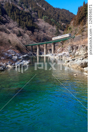 從河岸仰望穿過翠綠色山谷的高山本線 從河岸仰望穿過翠綠色山谷的高山本線 126936071