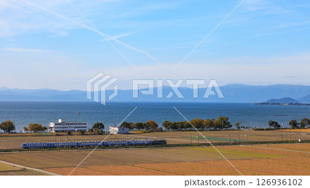 深秋時節,以琵琶湖為背景,蒸汽機車在湖的東部疾馳 深秋時節,以琵琶湖為背景,蒸汽機車在湖的東部疾馳 126936102
