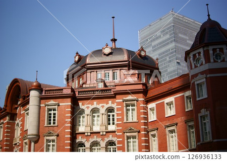 晴空下的東京站丸之內站大樓 126936133