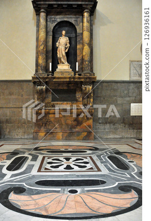 義大利、佛羅倫斯、大教堂、先知以賽亞雕像和地板馬賽克 126936161