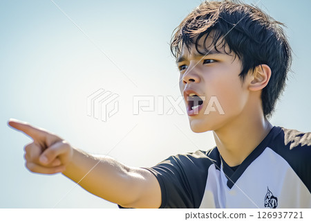 一個踢足球的男孩 一個踢足球的男孩 126937721