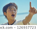 一個踢足球的男孩 126937723